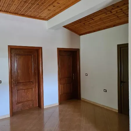 Bar Kafe Pjetri * Patza-Kuqani