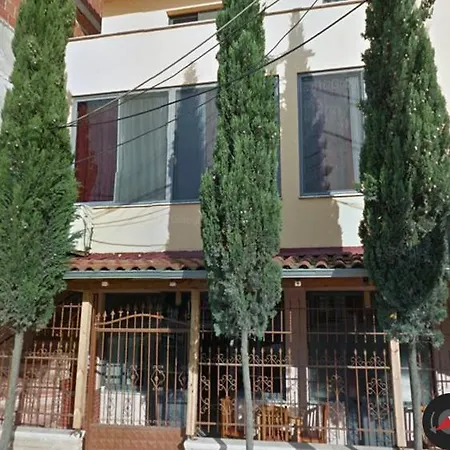 Δωμάτια σε οικογενειακή κατοικία Bar Kafe Pjetri