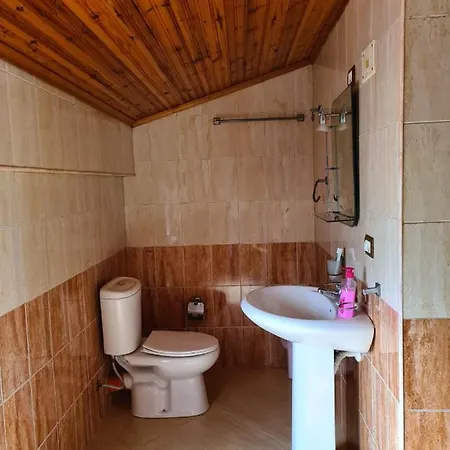 Δωμάτια σε οικογενειακή κατοικία Bar Kafe Pjetri