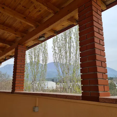 Δωμάτια σε οικογενειακή κατοικία Bar Kafe Pjetri *