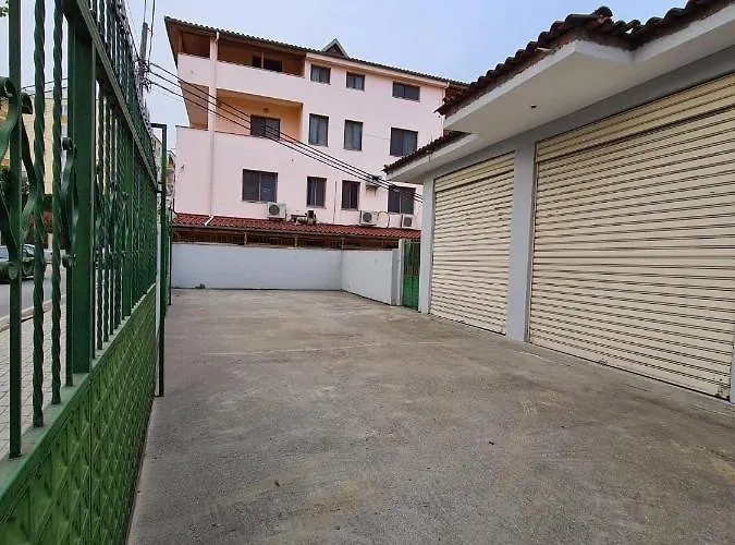 Bar Kafe Pjetri 民宿 *