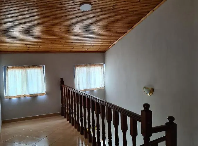 Bar Kafe Pjetri 民宿 *