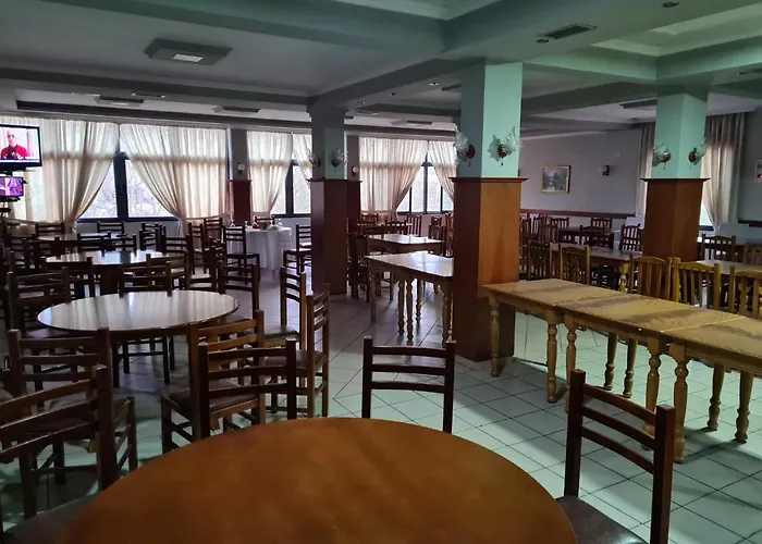 Bar Kafe Pjetri 民宿 *