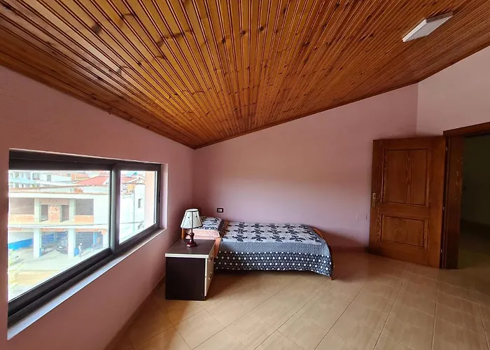 Bar Kafe Pjetri 民宿 *