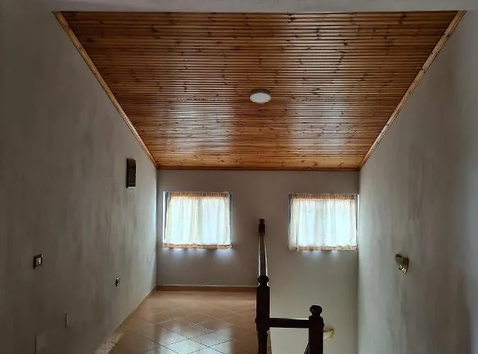 Bar Kafe Pjetri 民宿 *